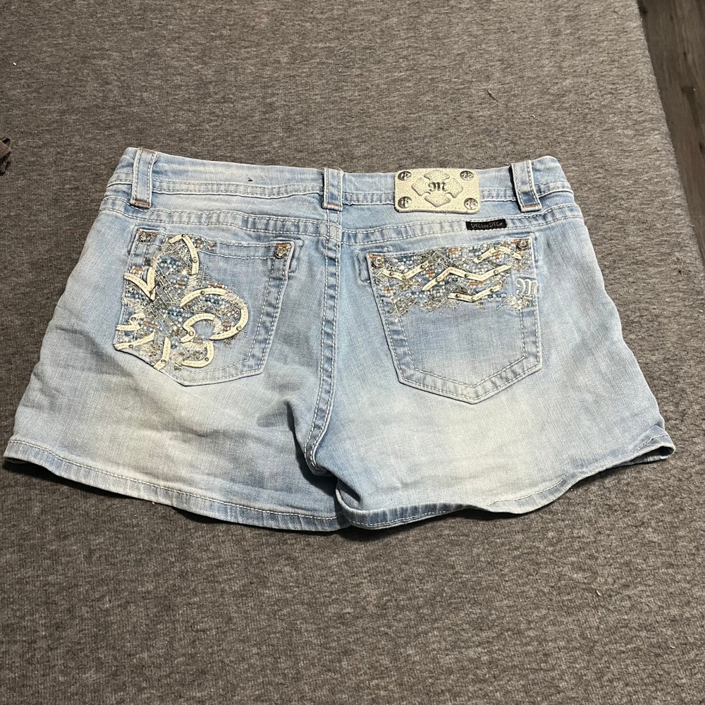Miss Me Mid Rise Easy Shorts Light Wash Distressed Fleur De Lis Sequin Size 33